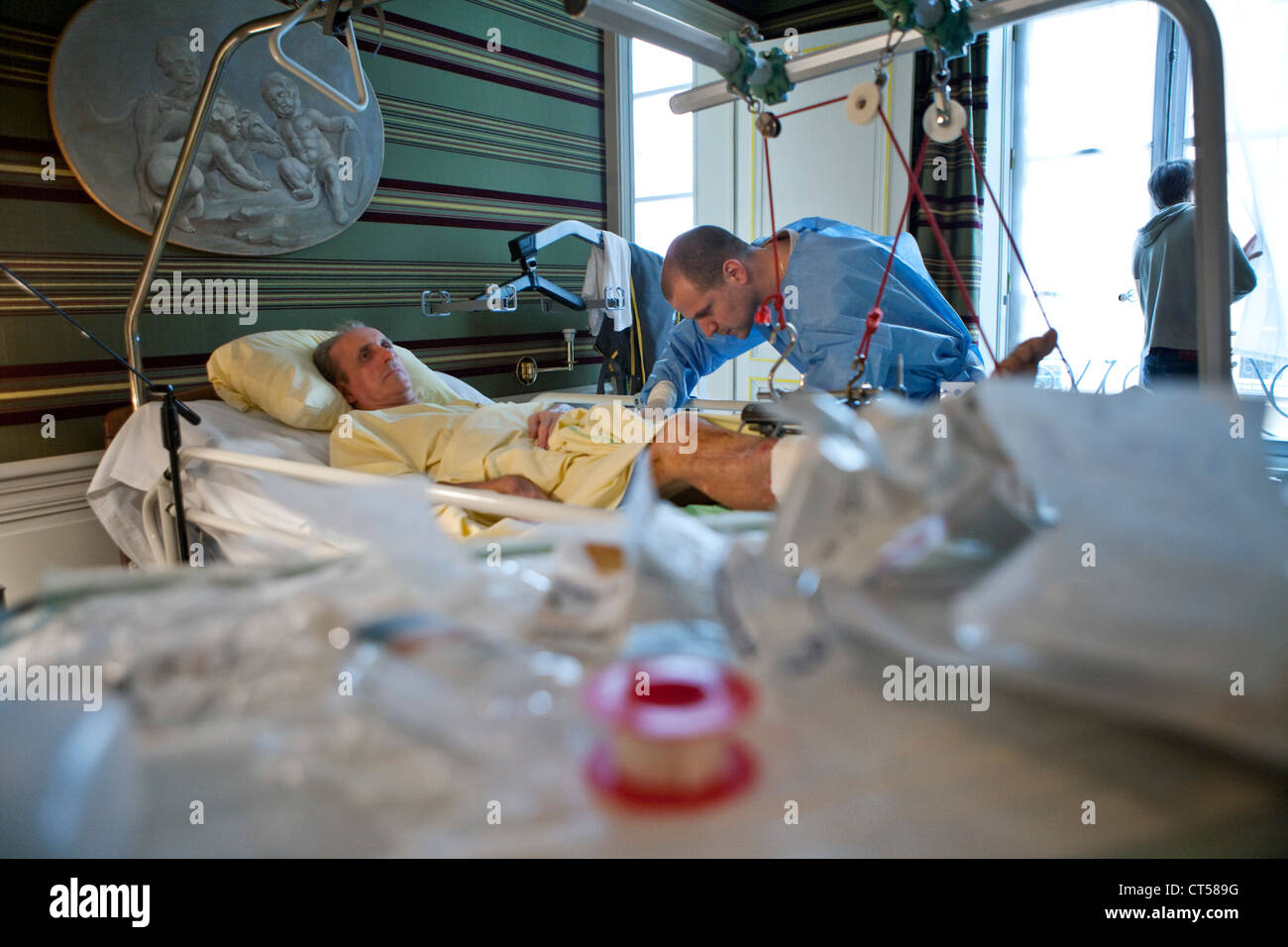 FRACTURED LEG CARE Stock Photo - Alamy