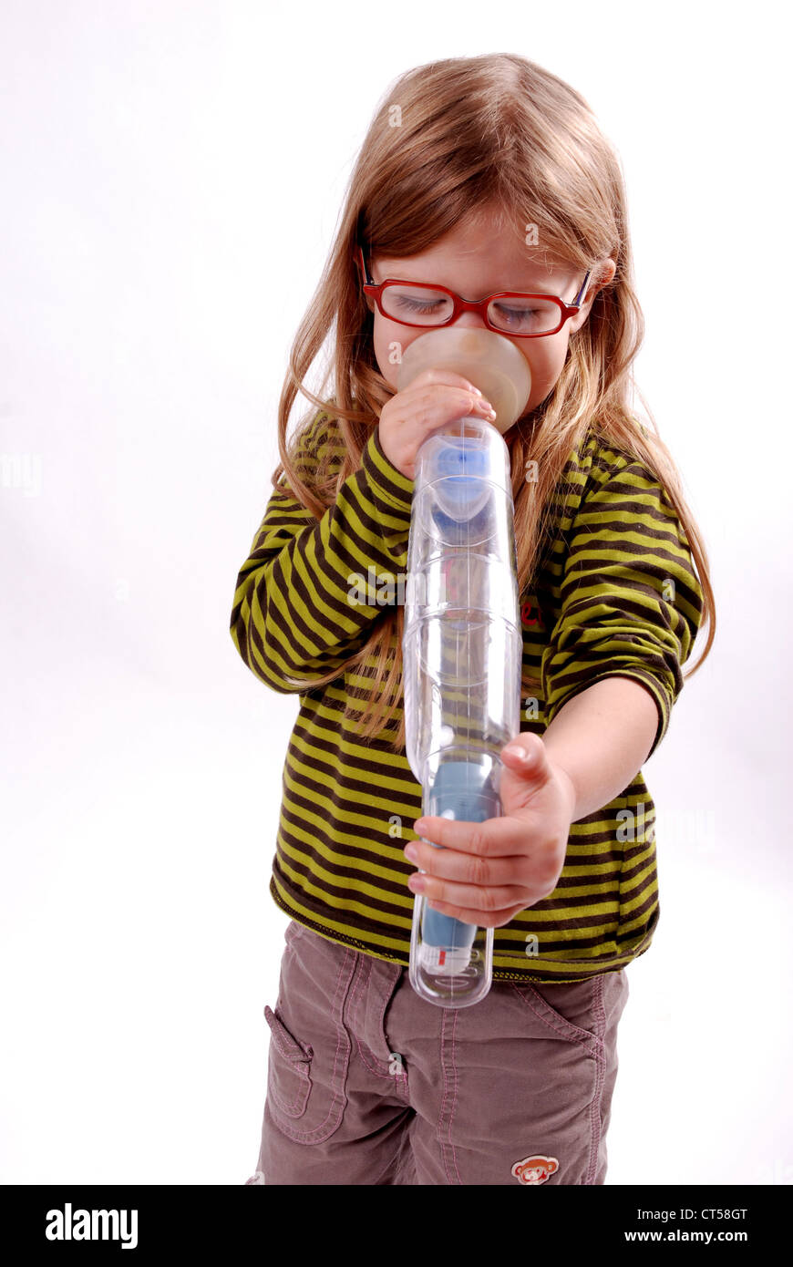 Asthma Inhaler Child Stock Photos & Asthma Inhaler Child Stock Images Alamy