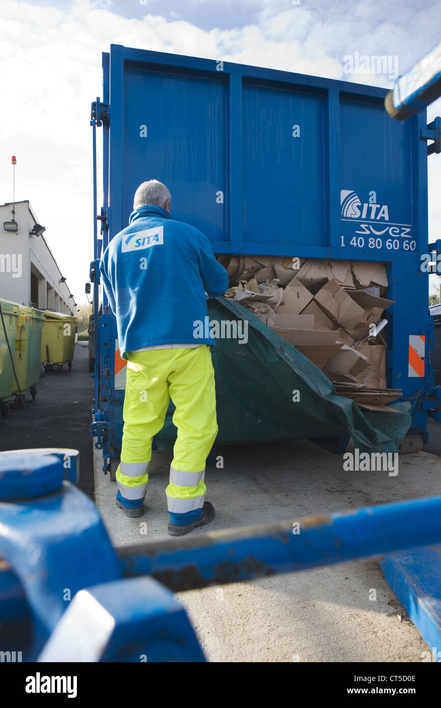 Cardboard rubbish skip recycling hires stock photography and images