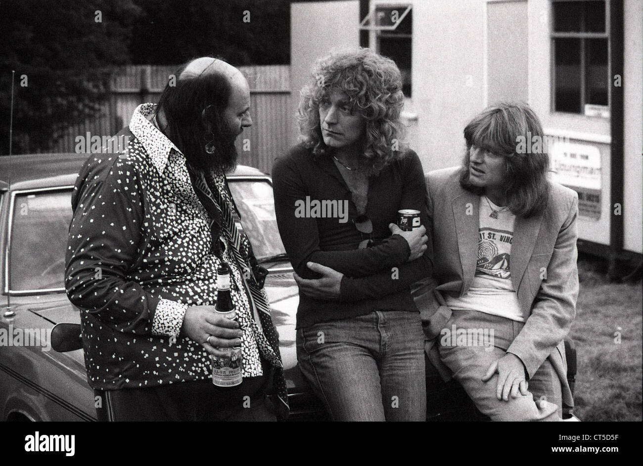 009511 - Peter Grant, Robert Plant & John Paul Jones backstage at the Knebworth Festival in August 1979 Stock Photo