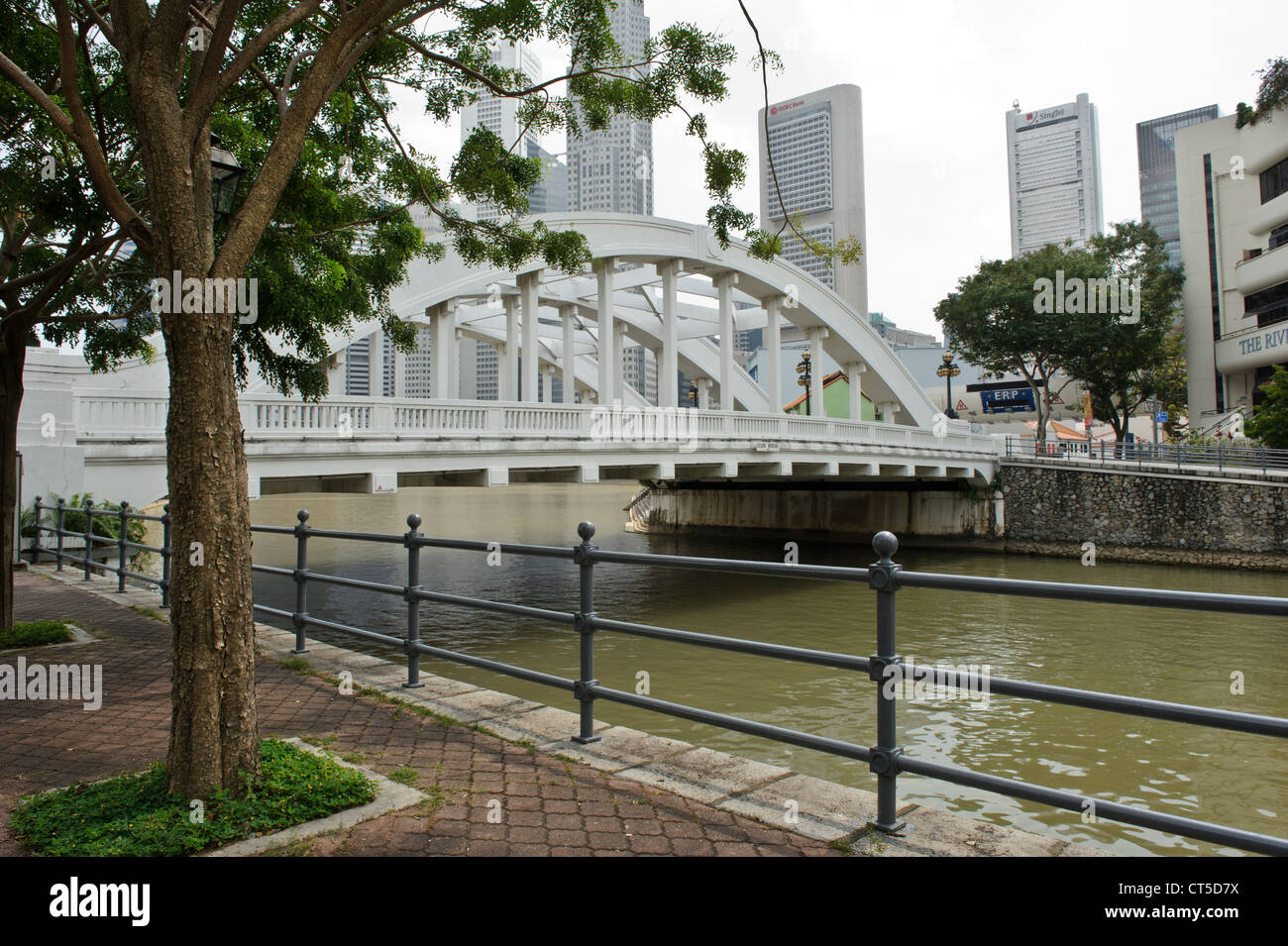 Elgin Bridge in front of the skyline of the financial district, Singapore, Southeast Asia. Stock Photo