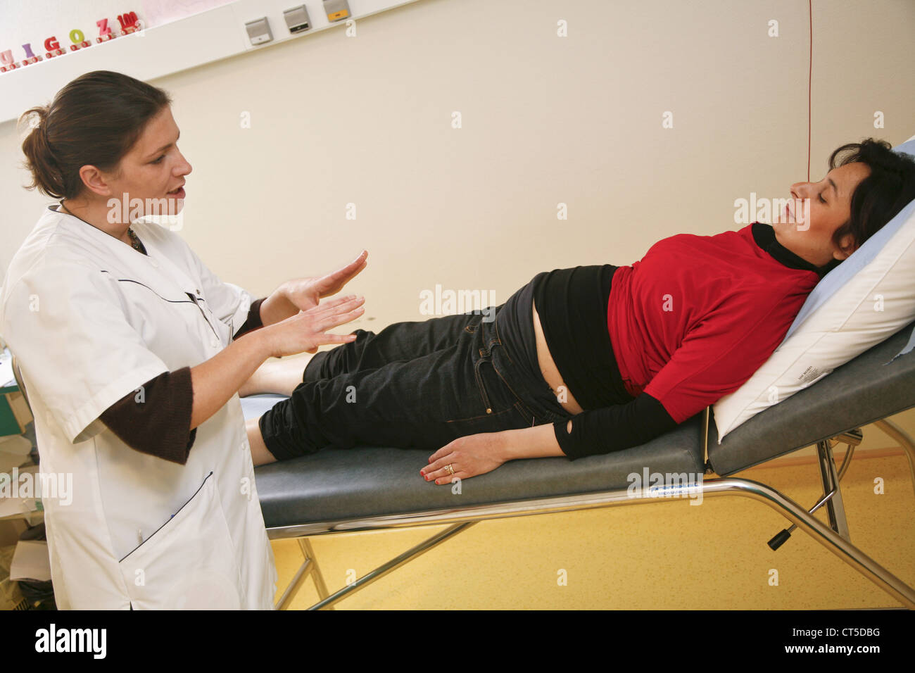 ACUPUNCTURE PREGNANT WOMAN Stock Photo Alamy