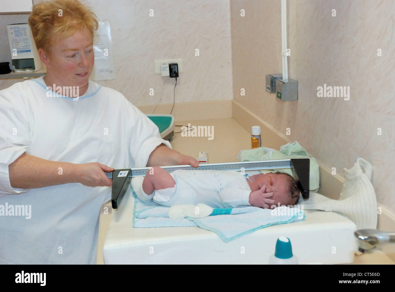 MEASURING HEIGHT, NEWBORN BABY Stock Photo Alamy