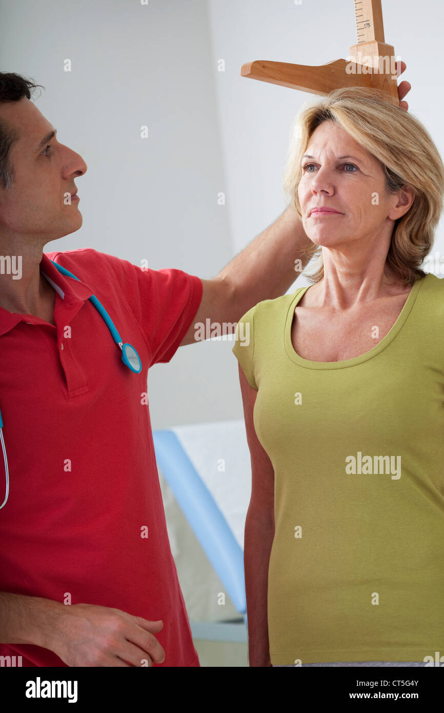 MEASURING HEIGHT, ELDERLY PERSON Stock Photo