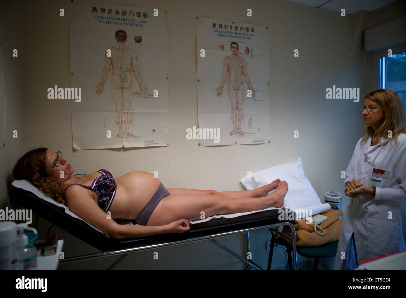 ACUPUNCTURE PREGNANT WOMAN Stock Photo