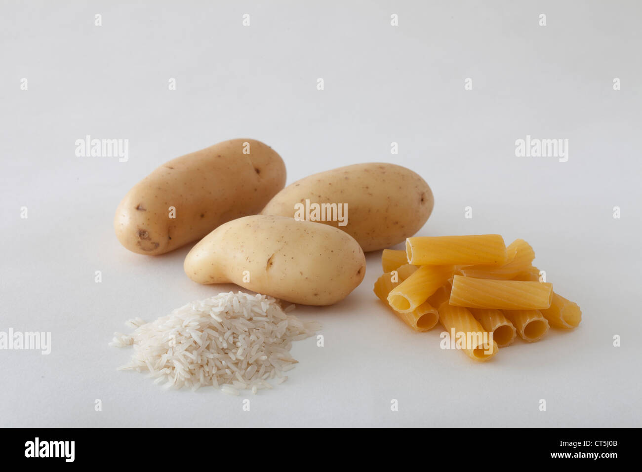 Рис и картофель. Рис с картошкой. Что первое рис или картошка. Рис макароны картофель. Картофель рис макароны калории.