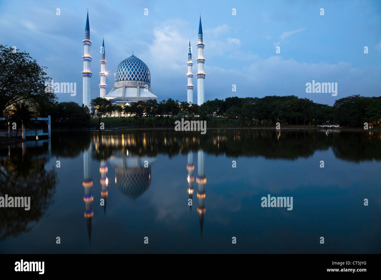 Sultan Salahuddin Abdul Aziz Shah Mosque reflected in pond at dusk Shah Alam Selangor Malaysia Stock Photo