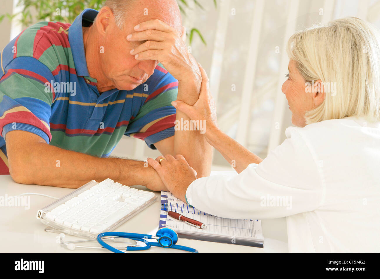 ELDERLY P. CONSULTING, DIALOGUE Stock Photo Alamy