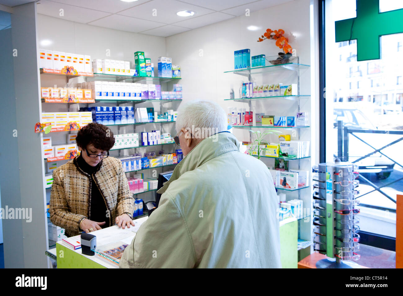 фармацевт нарисованный. профессия фармацевт. фармацевт с лекарствами. Chemist's shop. фармацевт в аптеке.