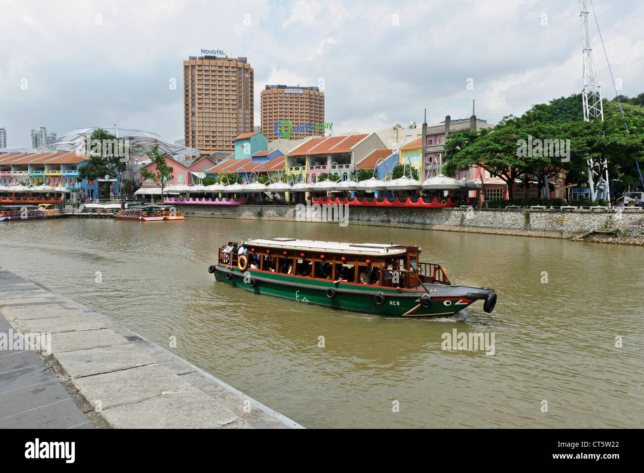 Boats singapore river hi-res stock photography and images - Alamy