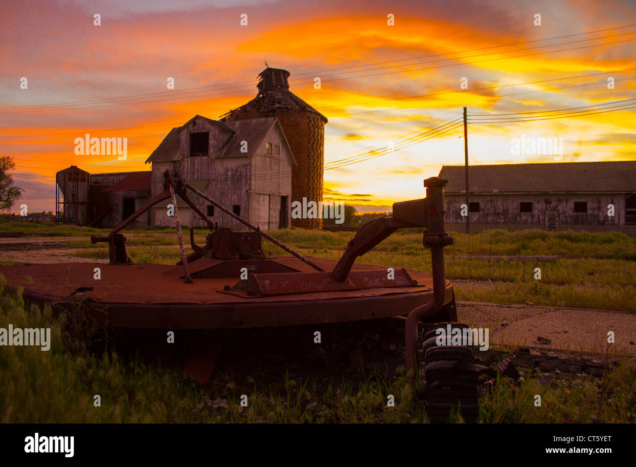 Barn with old tractors hi-res stock photography and images - Alamy