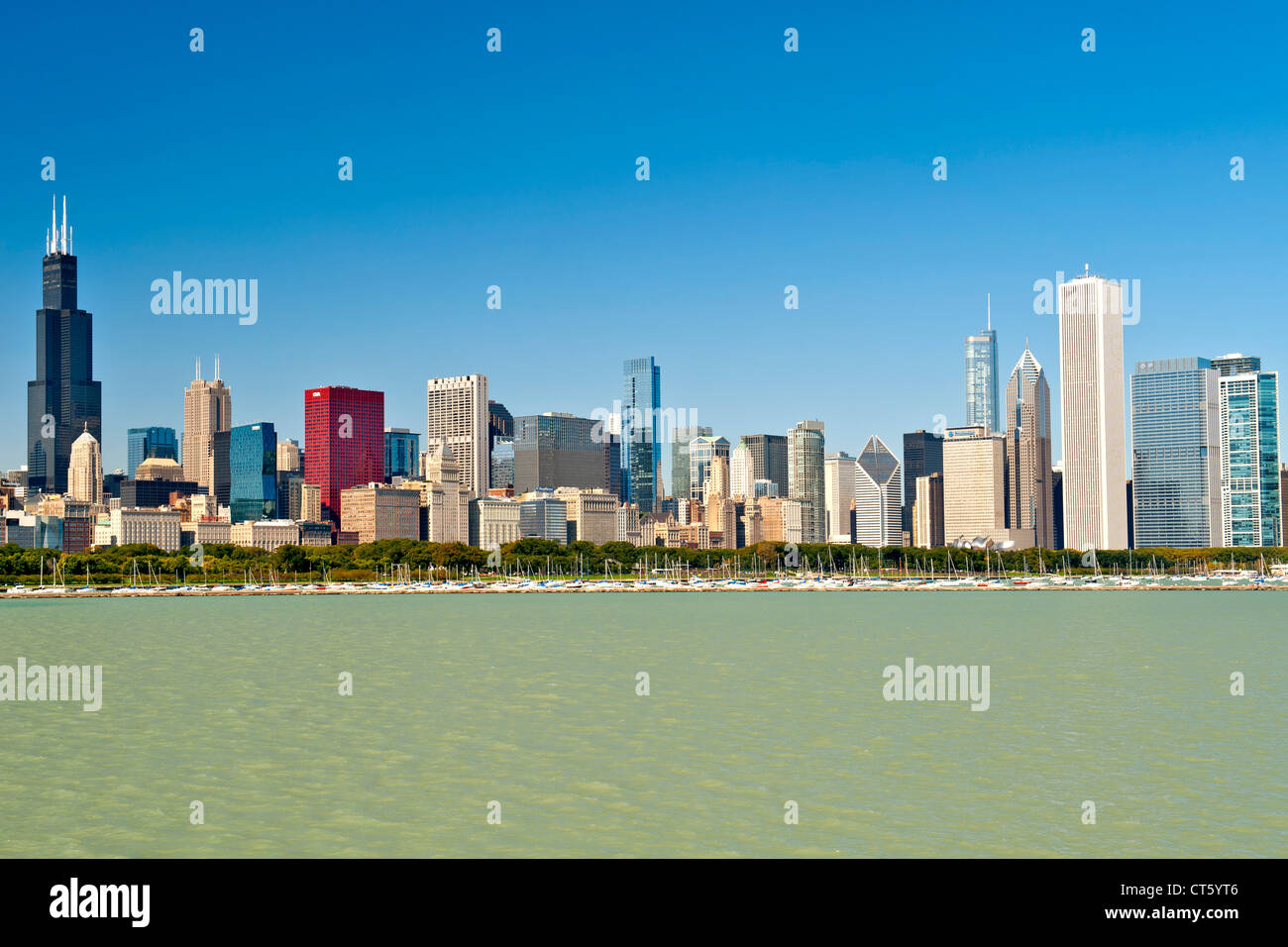 The Chicago skyline with the Chicago harbour and Lake Michigan in the ...