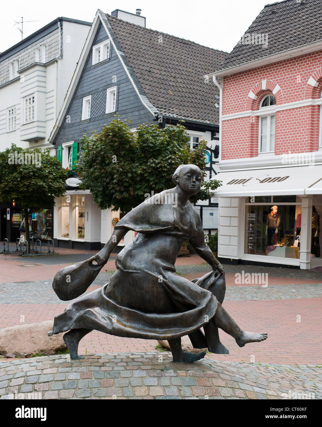 Eilige Einkäuferin by Karl Henning Seemann Bronze statue in Hilden, North Rhine-Westphalia Germany trans Hasty Buyer Woman Stock Photo