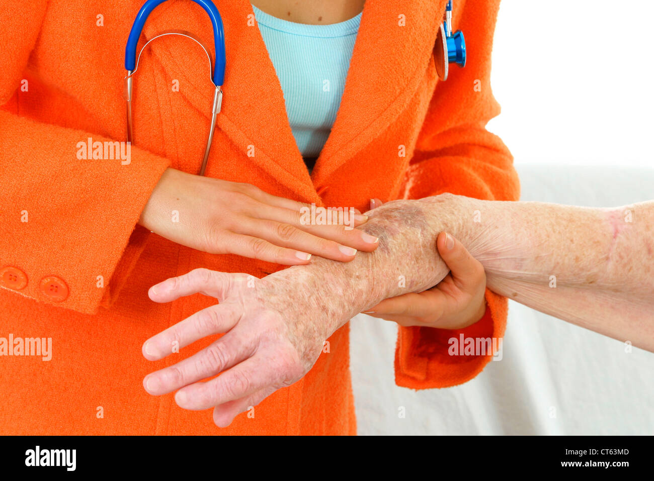 хирургические перевязки. женщина с больными суставами. ревматоидный артрит с доа это. диабетическая кома у стариков. постинъекционный флебит.