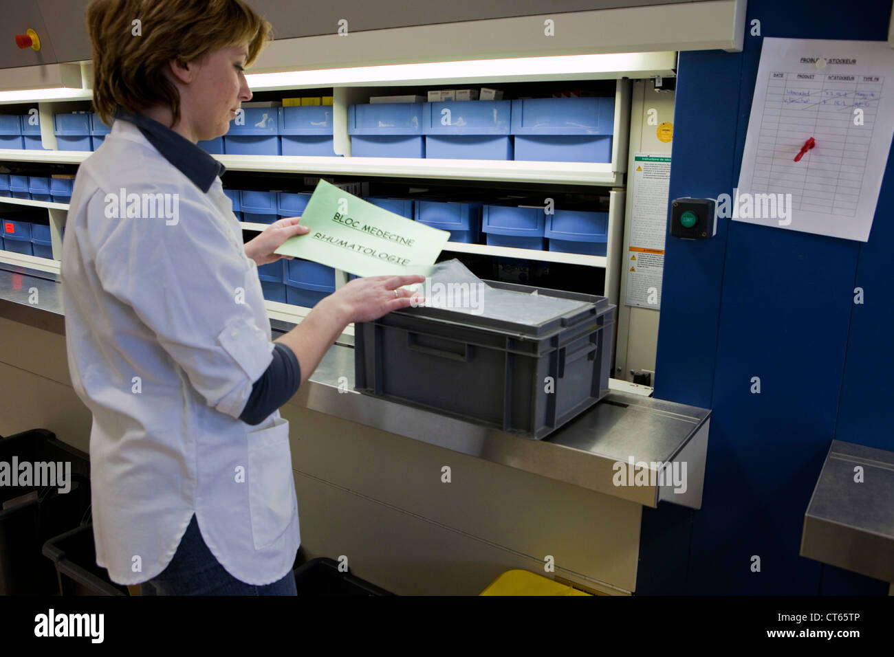 Robot hospital delivery hi-res stock photography and images - Alamy