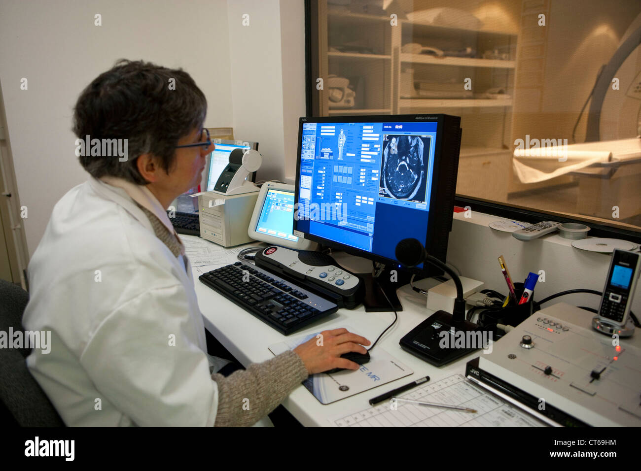 Human head mri hi-res stock photography and images - Alamy