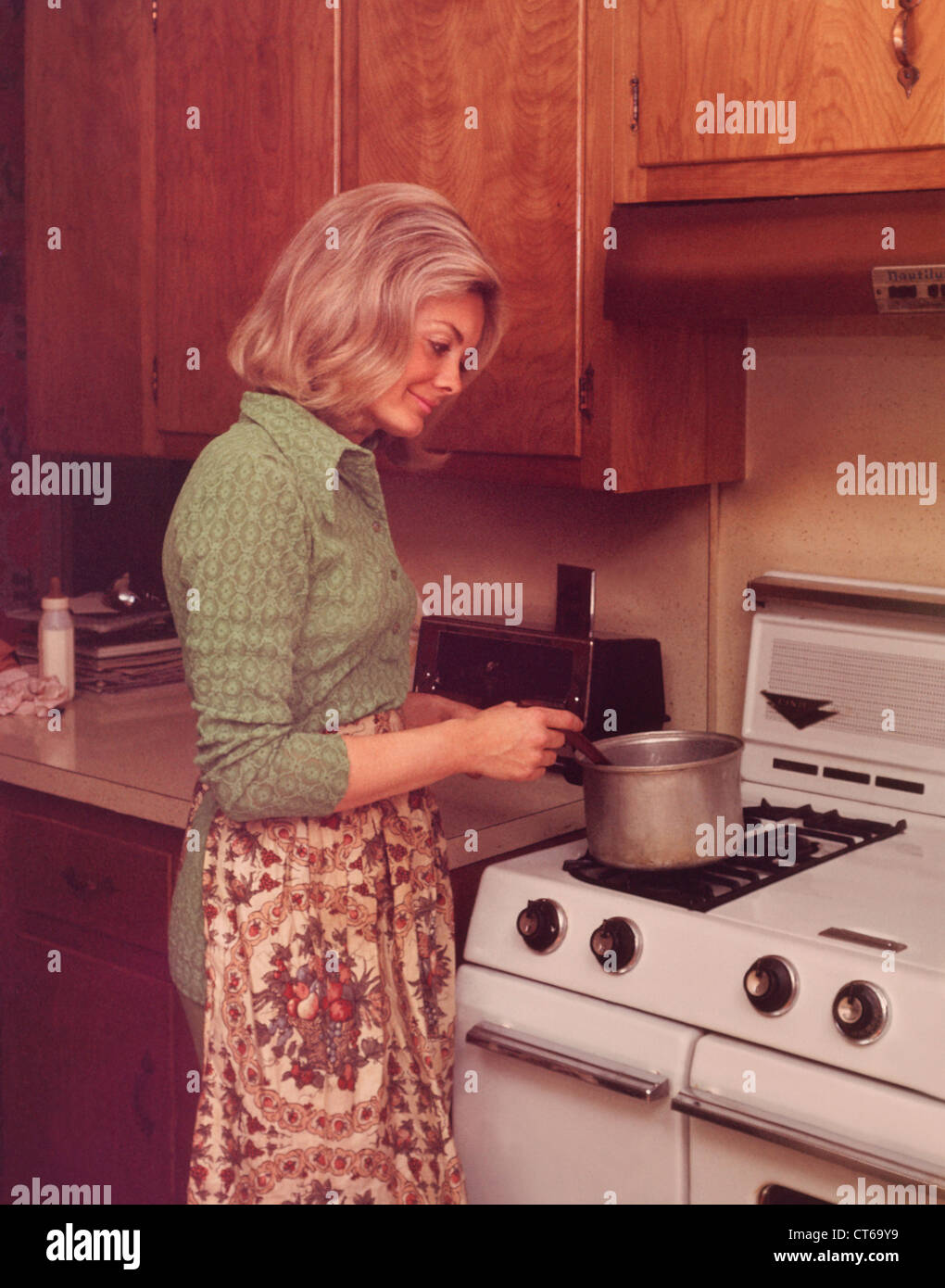 1970 woman cooking hi-res stock photography and images - Alamy
