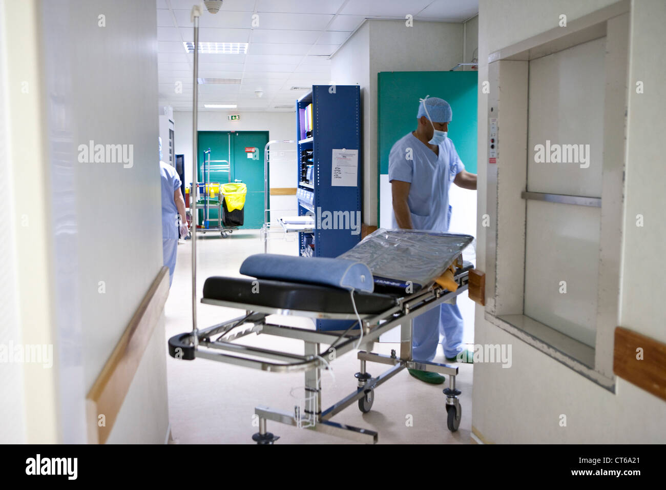 Man on stretcher hi-res stock photography and images - Alamy