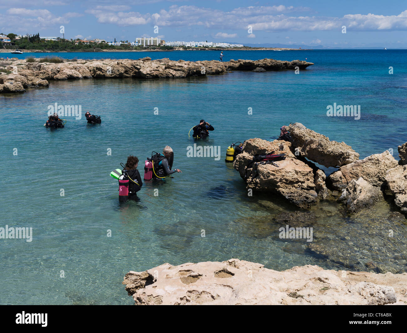 dh Loumbardi Bay PROTARAS CYPRUS Subaqua divers learning to scuba dive people diving greece Stock Photo
