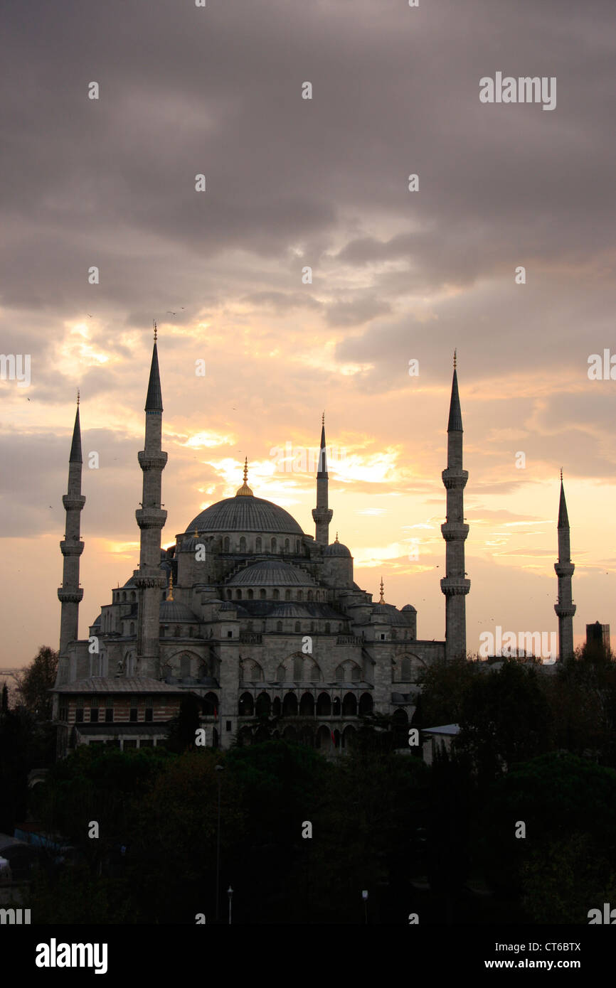 Exterior view of Sultan Ahmed Mosque at sunset, Sultanahmet, Istanbul ...