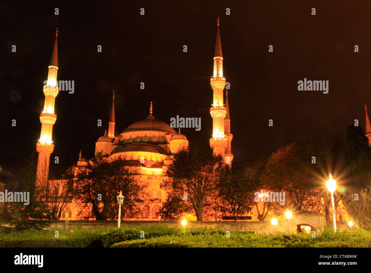 Exterior view of Sultan Ahmed Mosque at night, Sultanahmet, Istanbul ...