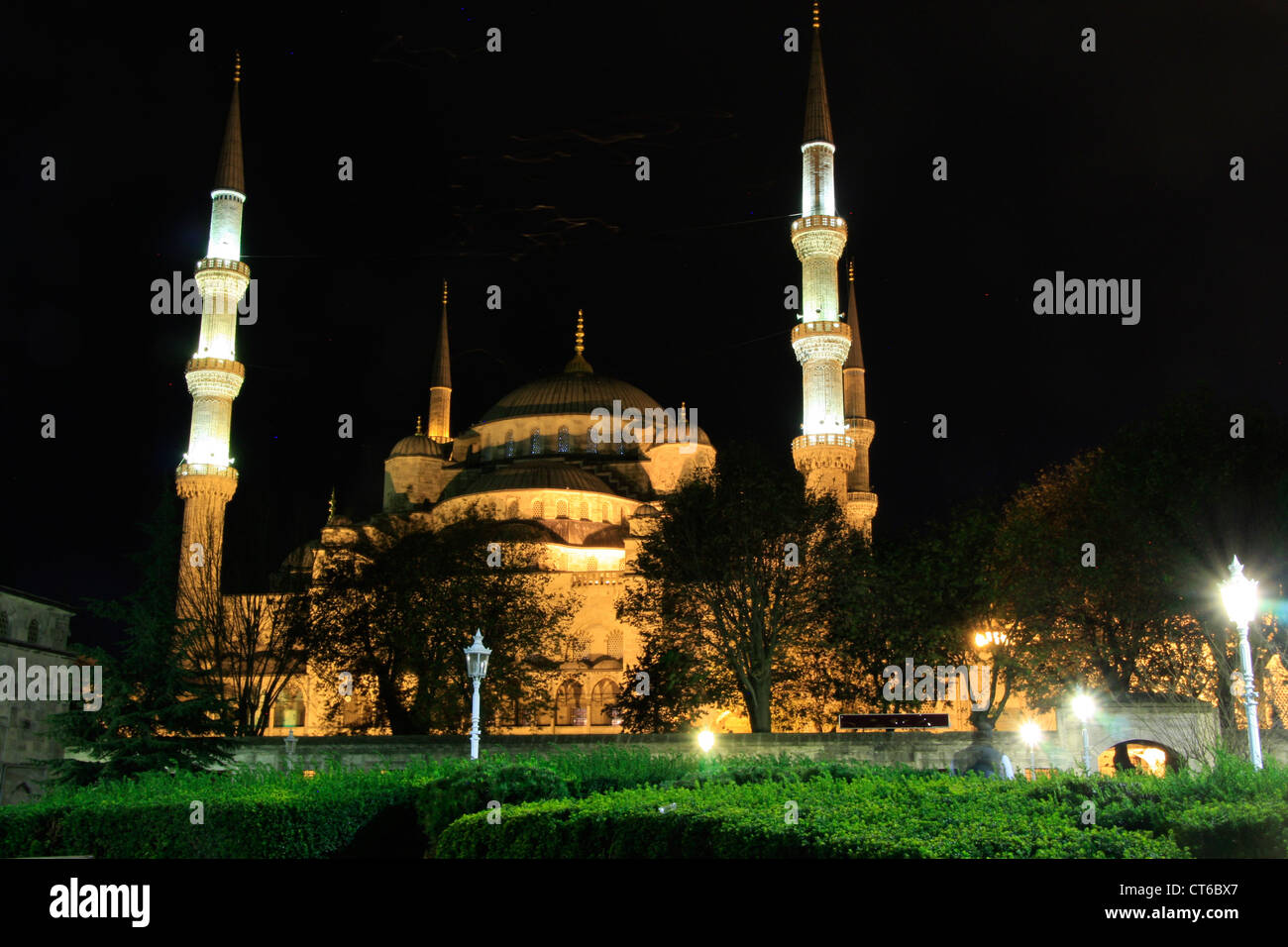 Exterior view of Sultan Ahmed Mosque at night, Sultanahmet, Istanbul ...