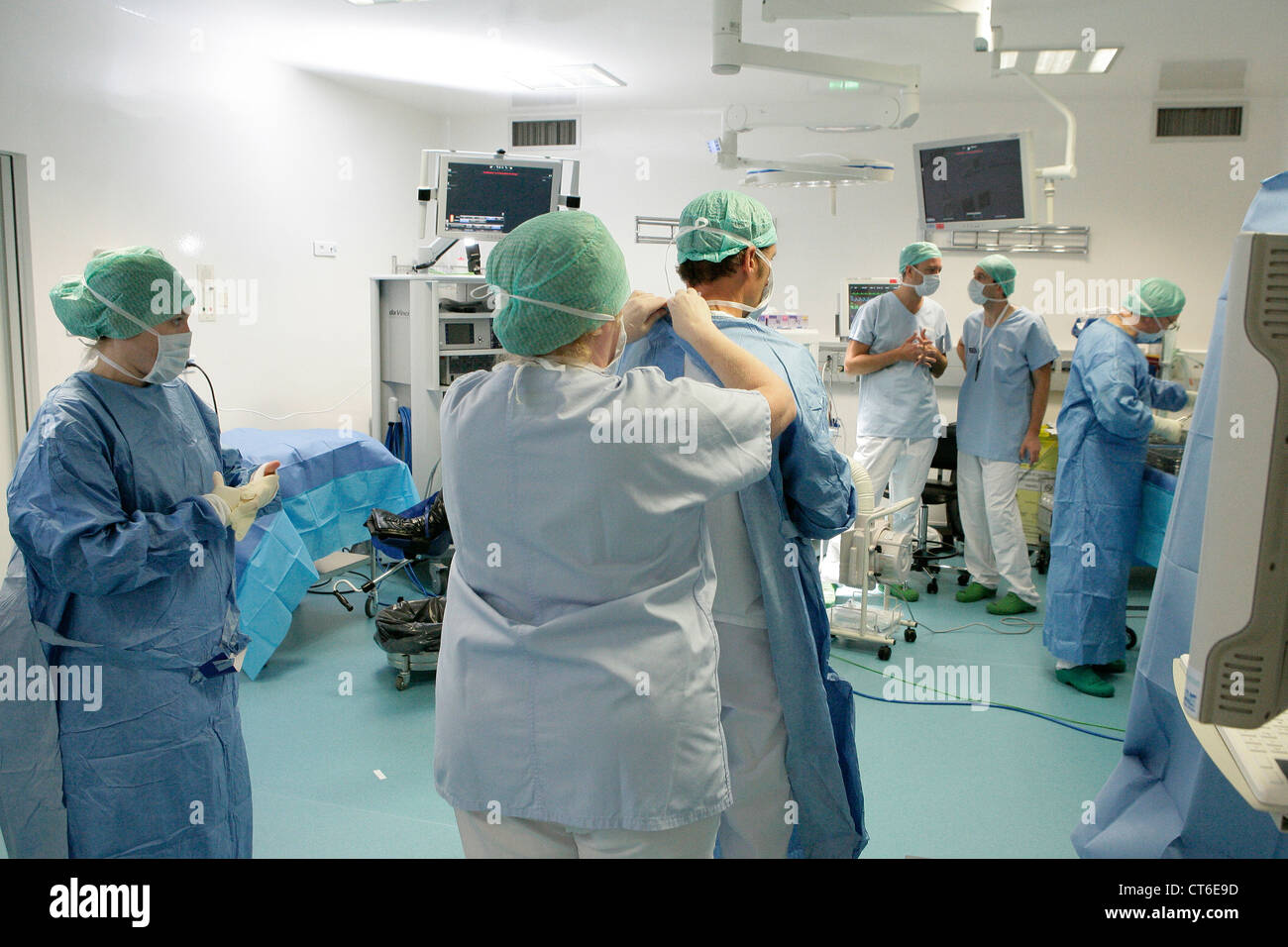 Hospital theatre team hi-res stock photography and images - Alamy