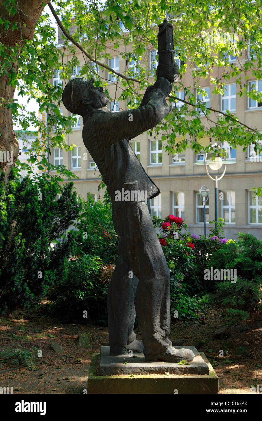 Skulptur 'Alter Bergmann' mit einer Grubenlampe in Dortmund, Ruhrgebiet, Nordrhein-Westfalen, Bildhauer ist dem Fotografen nicht bekannt Stock Photo