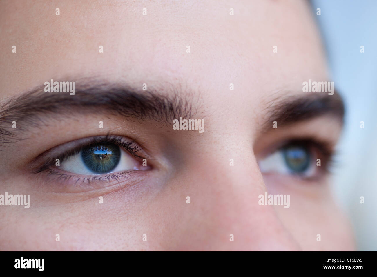 Man eyes close up looking up hi-res stock photography and images - Alamy