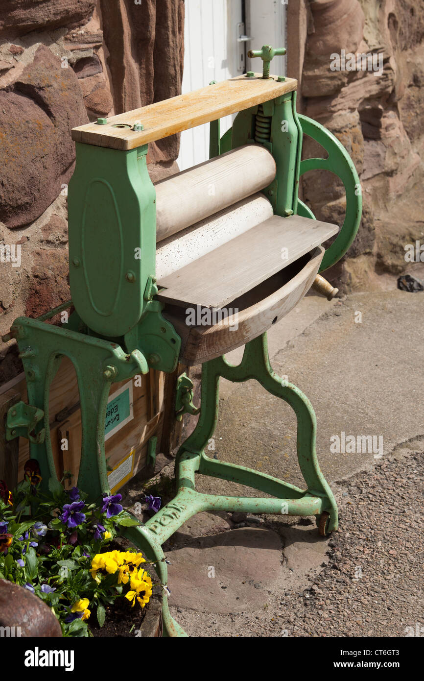 Household laundry mangle hires stock photography and images Alamy