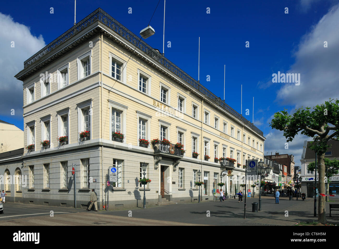 Klassizistisches Rathaus mit Apotheke und Stadtbuecherei in Krefeld-Uerdingen,  Niederrhein, Nordrhein-Westfalen Stock Photo - Alamy