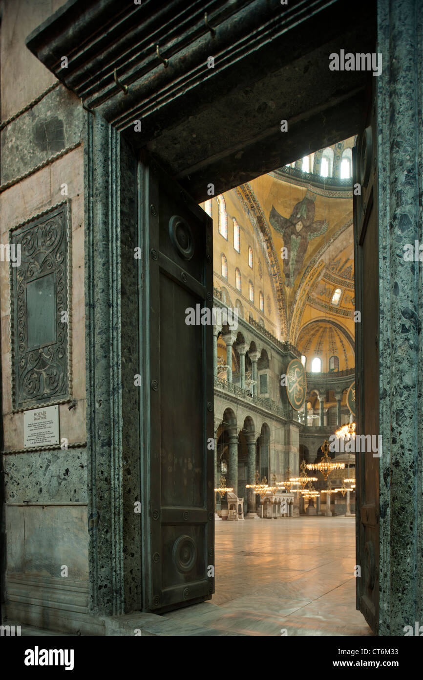 Türkei, Istanbul, Sultanahmet, Hagia Sophia, Blick durch eine Türe der Vorhalle (Narthex bzw. Esonarthex) in den Naos. Stock Photo