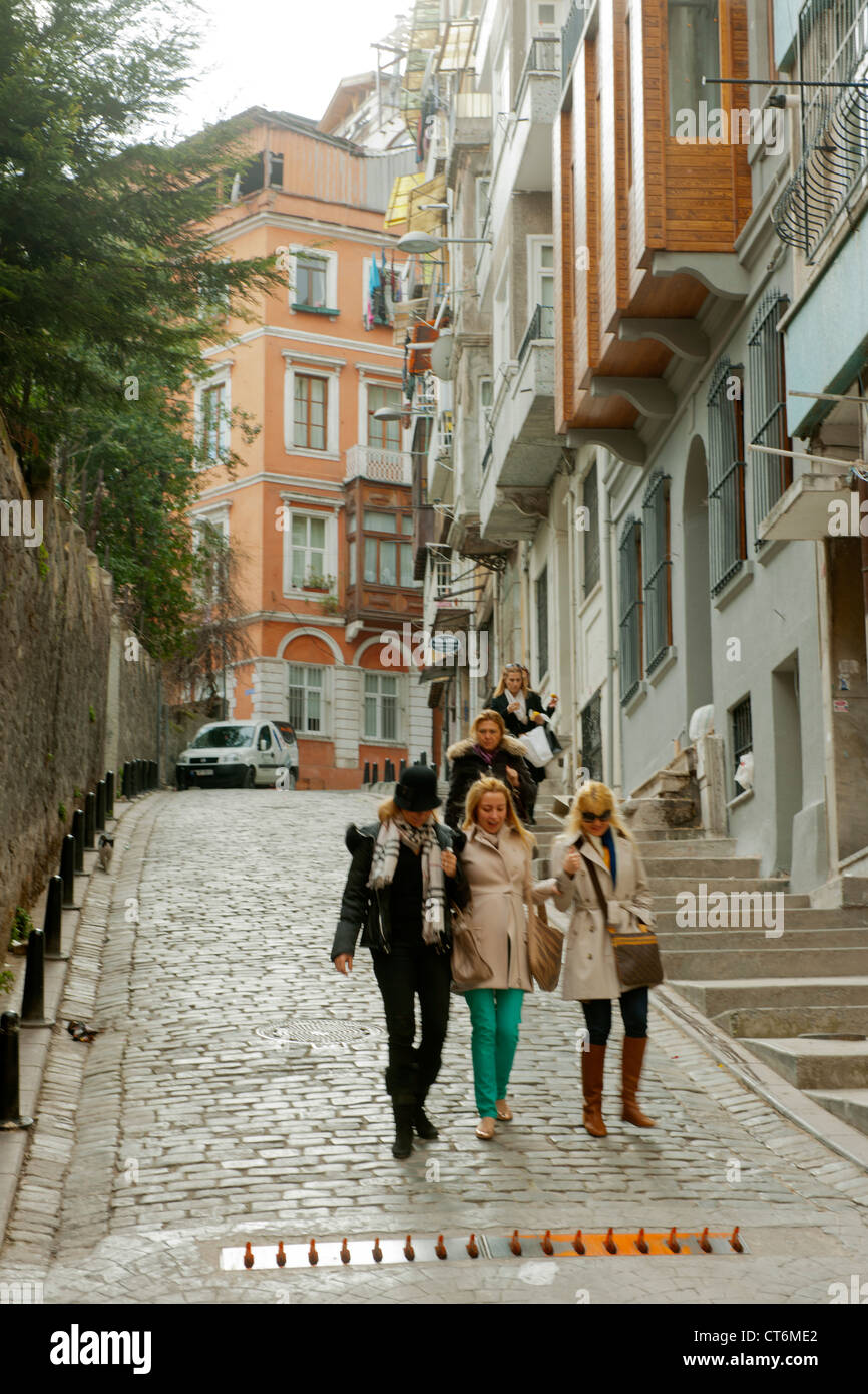 Türkei, Istanbul, Beyoglu, Gasse mit typischen Altstadthäusern. Stock Photo