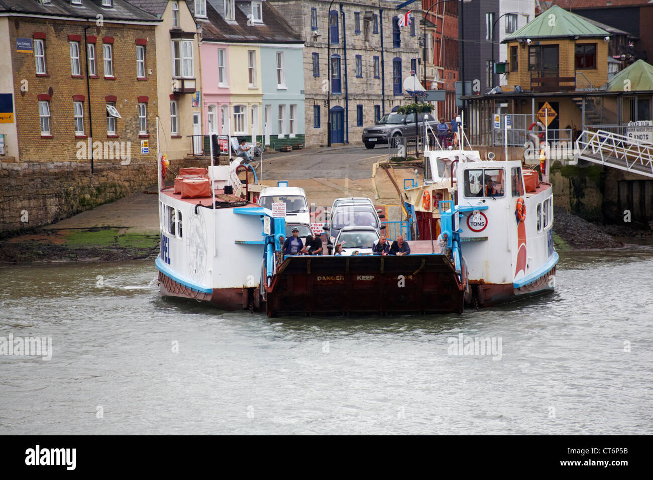 Cowes chain ferry carrying vehicles and foot passengers between West