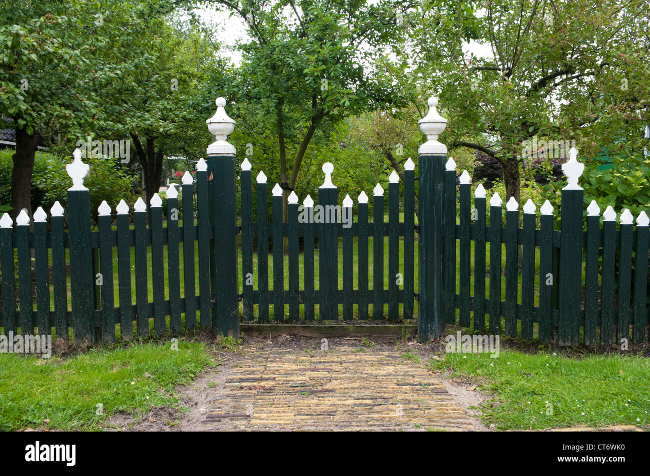 Picket fence gate hi-res stock photography and images - Alamy