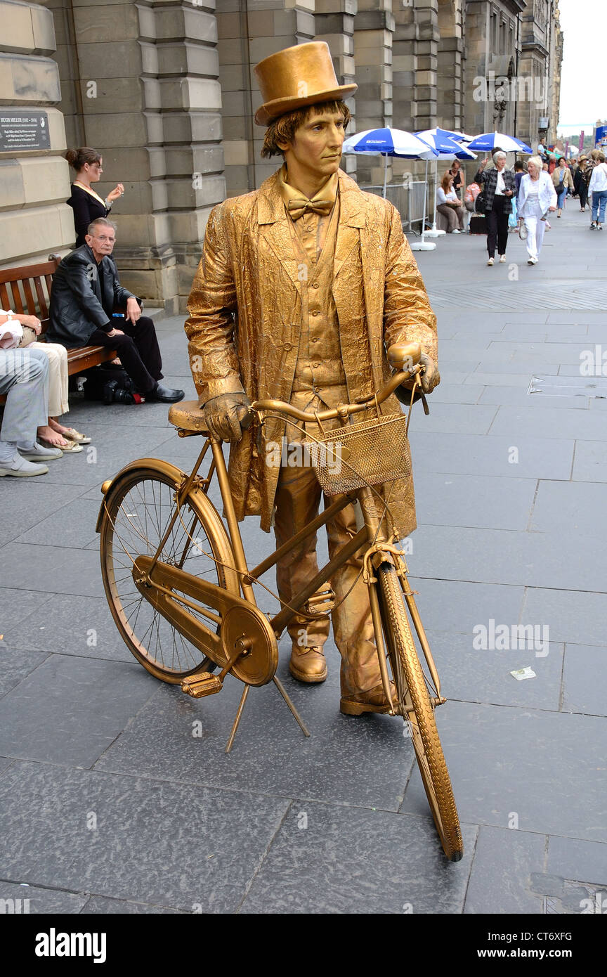 A gold painted street performer at the Edinburgh Festival Stock Photo