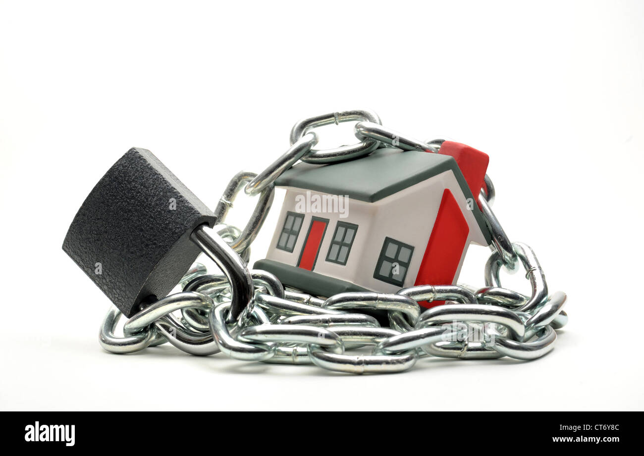 HOUSE WITH PADLOCK AND CHAIN RE HOUSE MOVES MORTGAGES INCOME PAY COST PRICES HOUSE MOVING CASH SAVINGS MARKET  PENSIONS DEBT UK Stock Photo