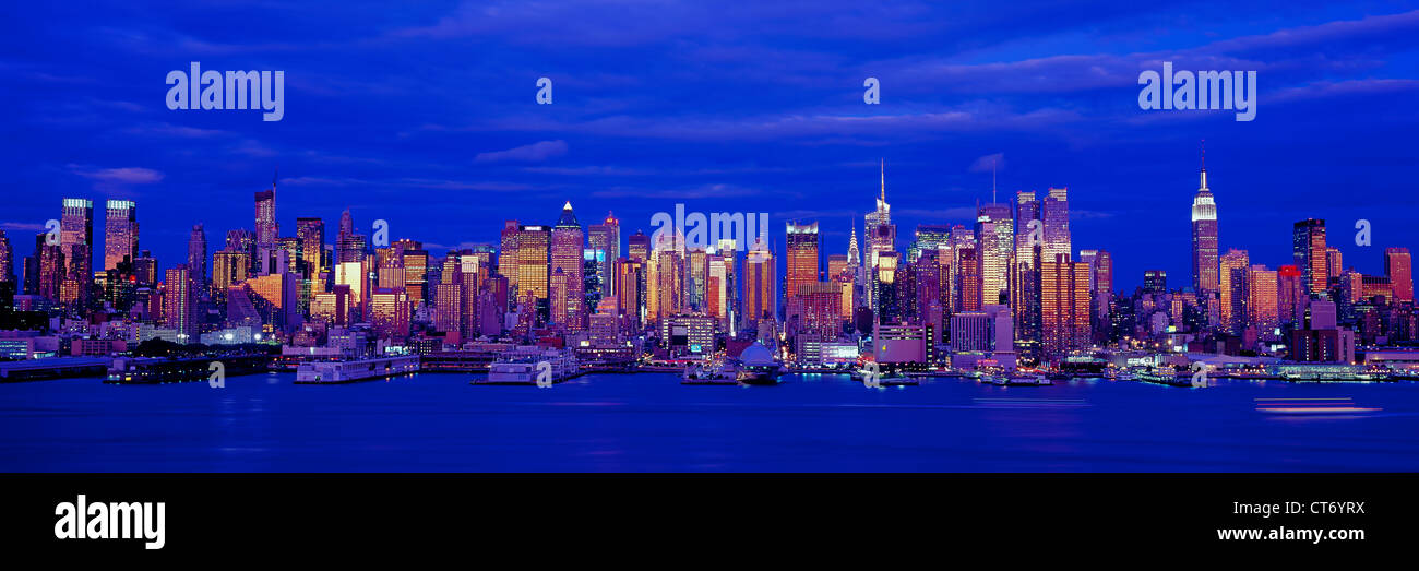 Panoramic photo of the midtown Manhattan, New York City skyline at dusk ...