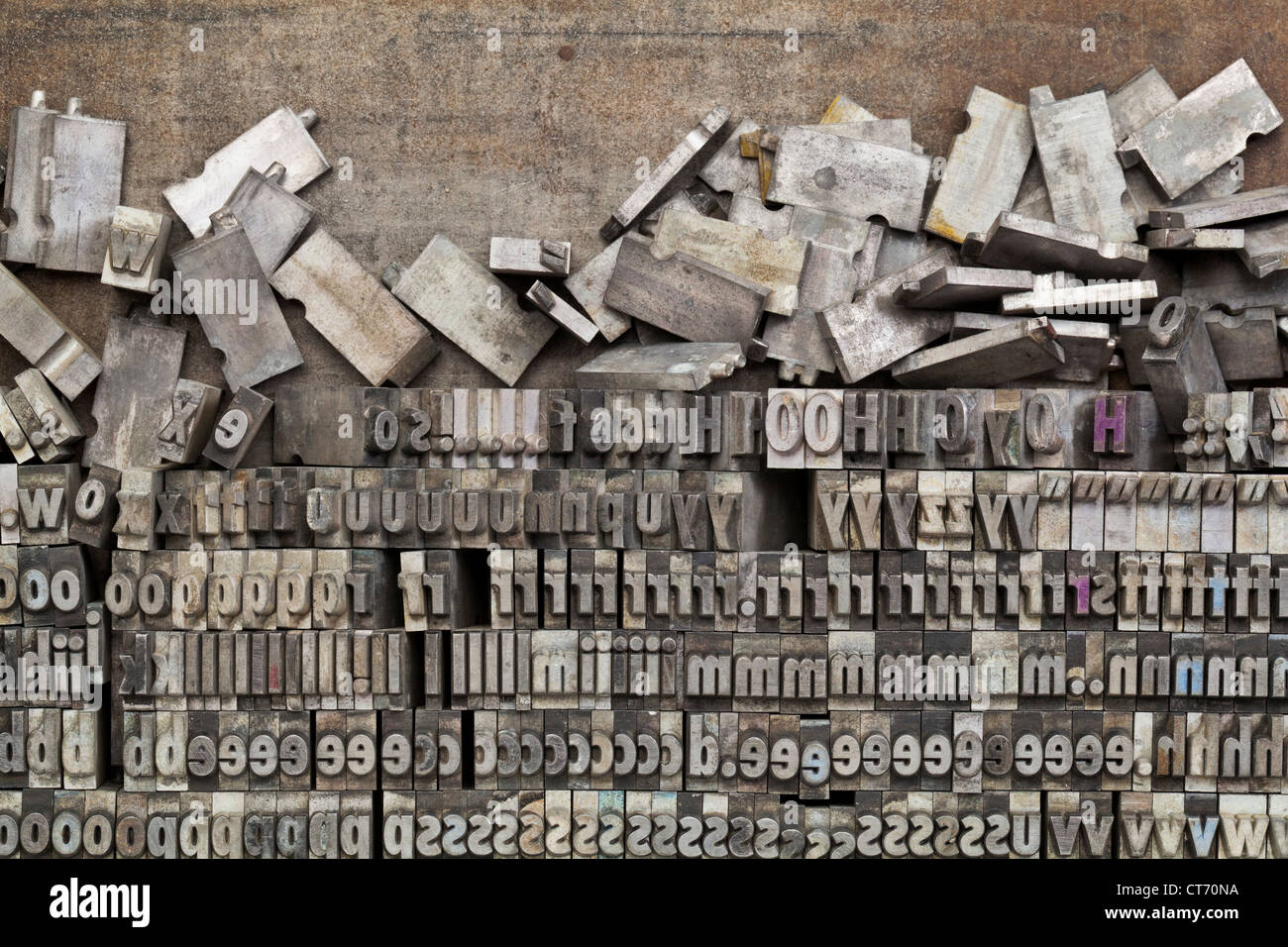 Letterform Archive on X: Chess as metal type in 8 pt, 10 pt, and 18 pt,  Nyomdaipari Grapfikai Vállalat (Graphic Printing Company), Budapest, ca.  1940. Chess pieces, along with checkered board backgrounds