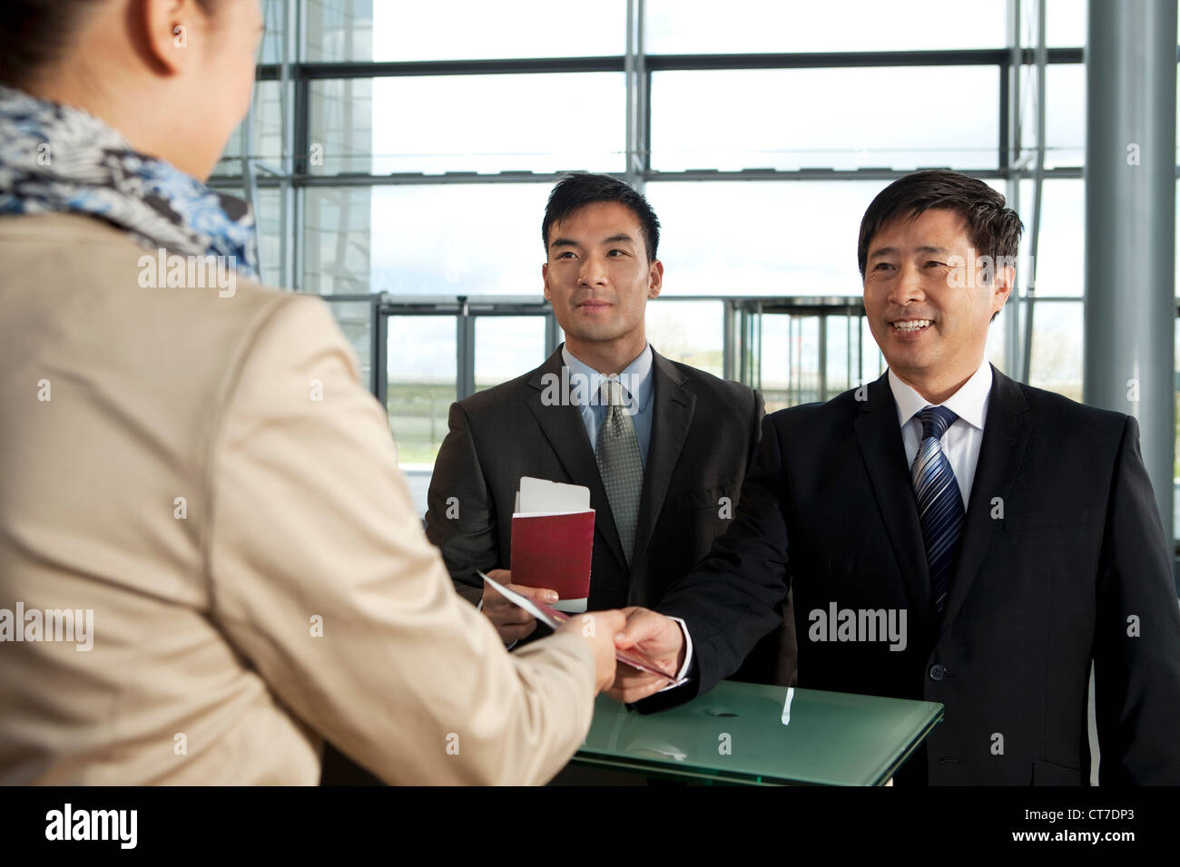 Group airport check in hi-res stock photography and images - Alamy