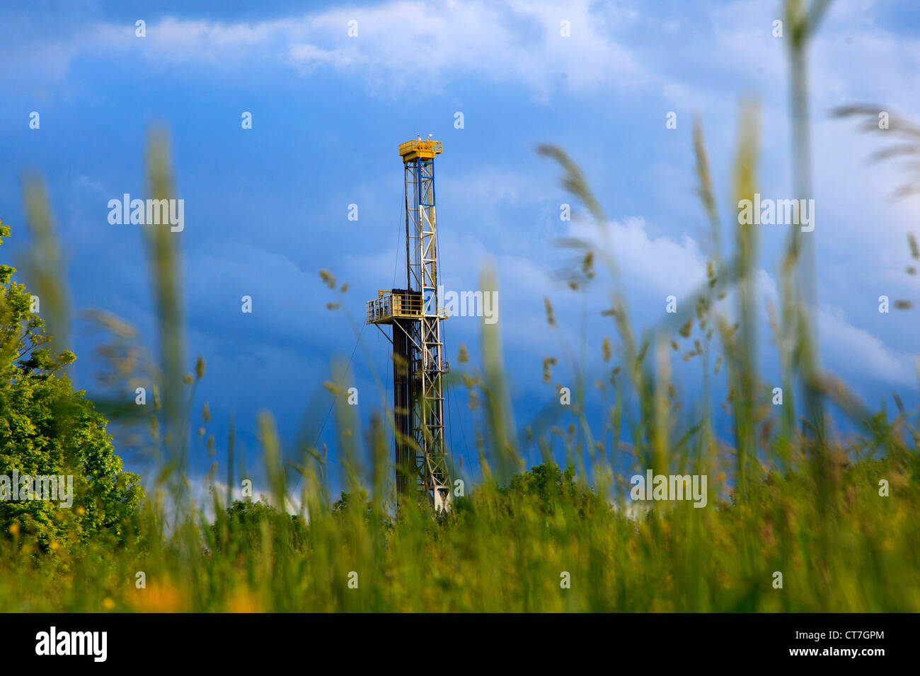 A hydrofracking rig in Northern Pennsylvania Stock Photo Alamy