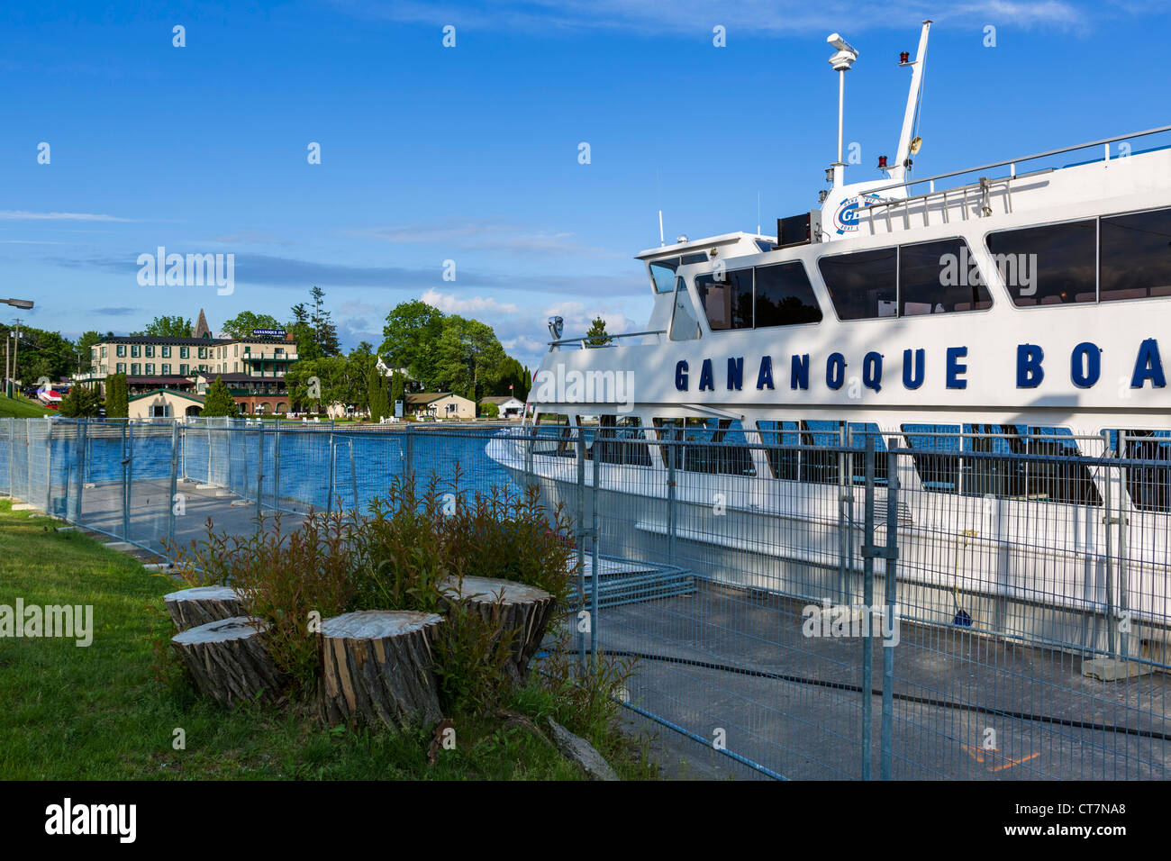 Tour boat for the Thousand Islands at the harbour in Gananoque with the Gananoque Inn behind, Lake Ontario, Ontario, Canada Stock Photo