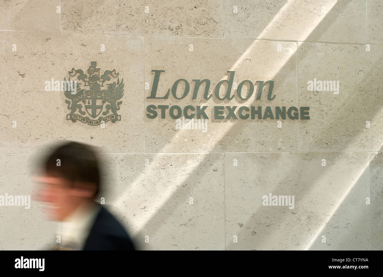 London - Staff at the entrance to the London Stock Exchange Stock Photo