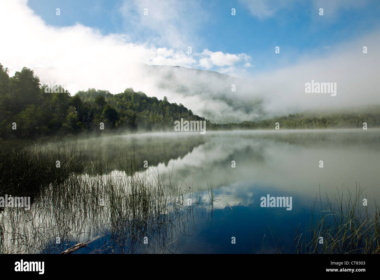Lago hermoso hi-res stock photography and images - Alamy