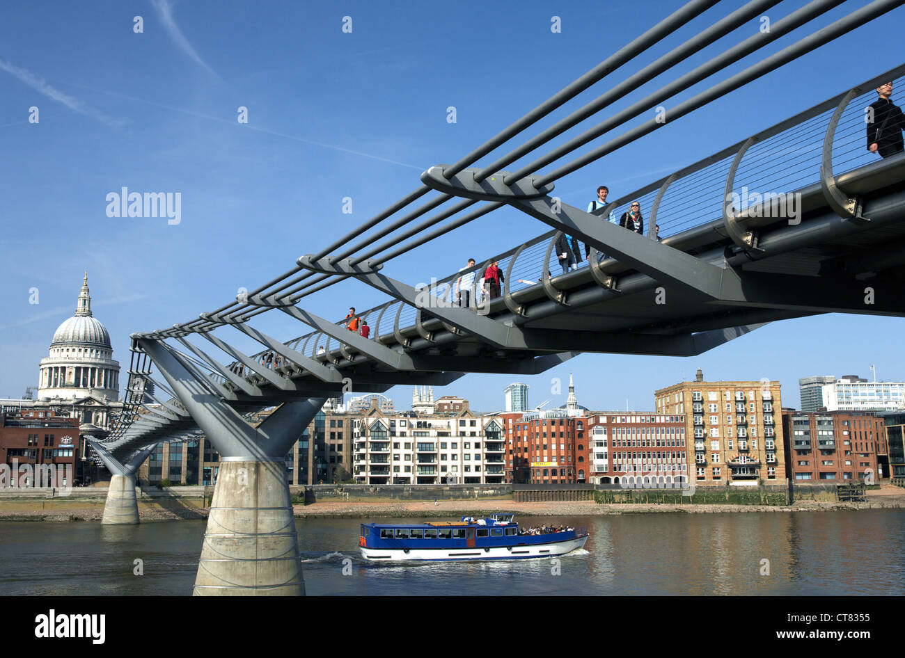 London - The Millennium Bridge by Sir Norman Foster Stock Photo