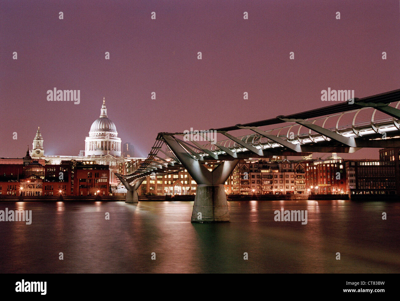 London - The Millennium Bridge at night by Sir Norman Foster Stock Photo