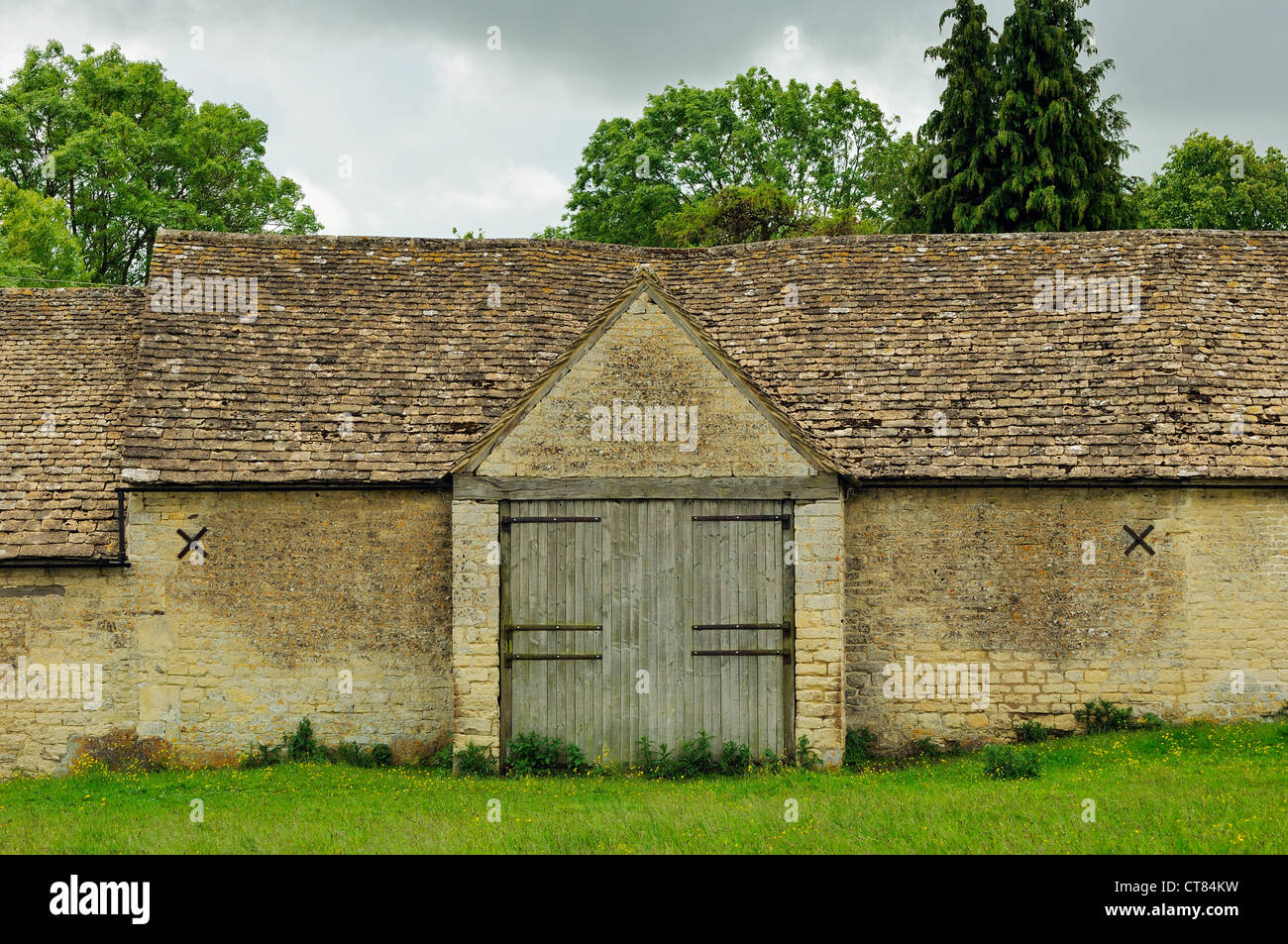 Cotswold Stone Tythe Barn Door And Stone Roof Stock Photo