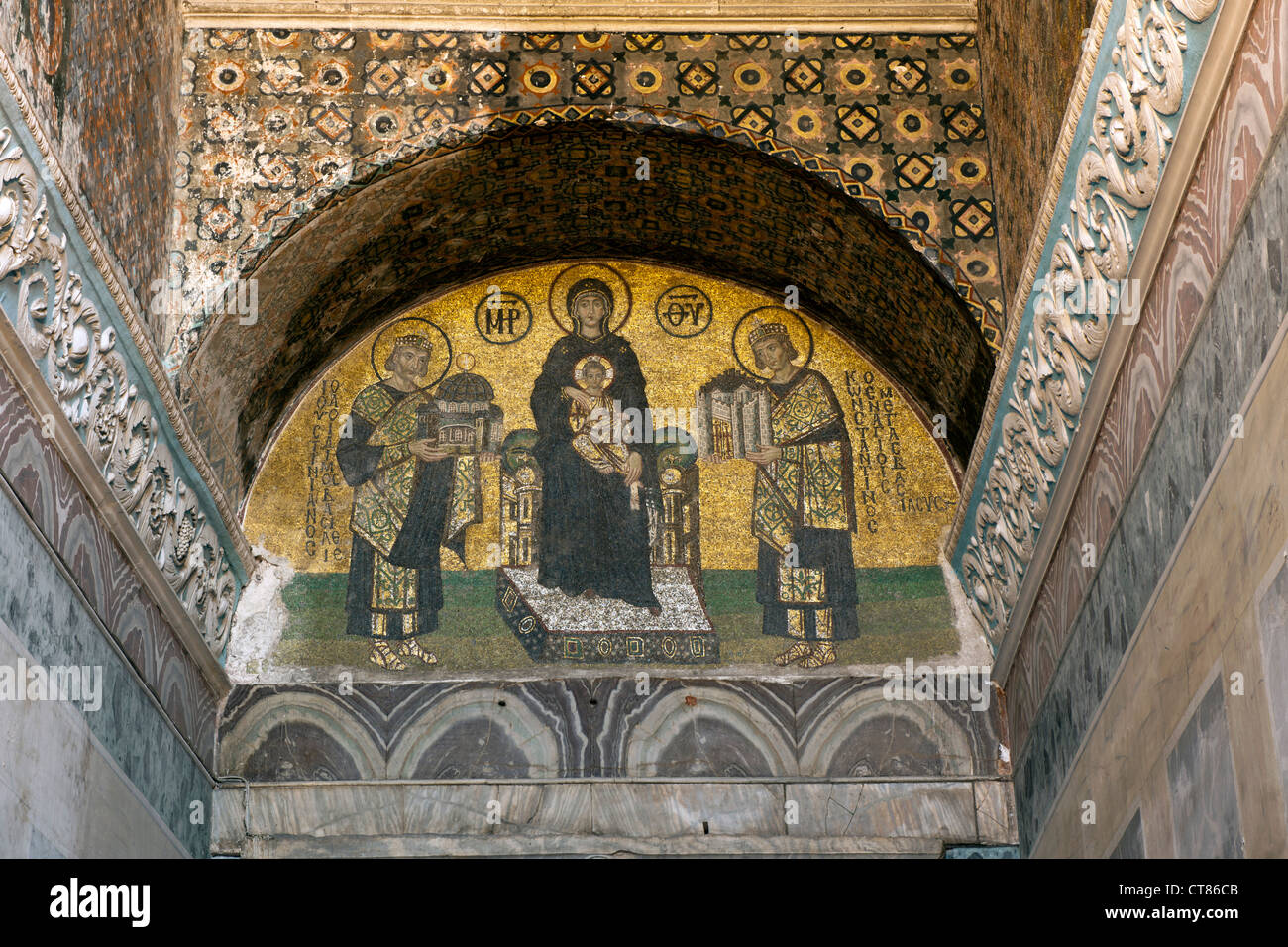 Türkei, Istanbul, Sultanahmet, Hagia Sophia. Mosaik aus dem 10. Jahrhundert das die Kaiser Konstantin und Justinian zeigt, Stock Photo