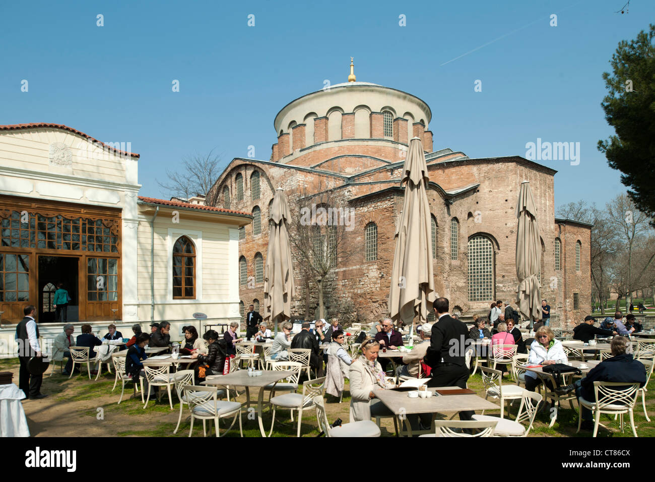 Türkei, Istanbul, Topkapi Saray, Erster Hof des Topkapi Saray, Cafe vor der Irenenkirche. Stock Photo