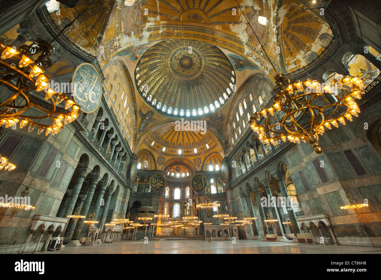 Turkiye, Istanbul, Sultanahmet, Hagia Sophia oder Sophienkirche, eine ehemalige Kirche, spätere Moschee und heute ein Museum. Stock Photo